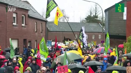 Policía alemana termina de evacuar a manifestantes contra expansión de una mina de carbón
