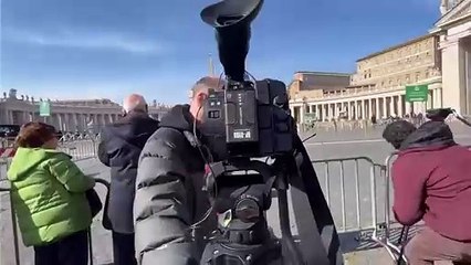 Piazza San Pietro, arrivano le televisioni da tutto il mondo. Su maxischermo l'omelia scritta dal pontefice e letta da monsignor Fisichella