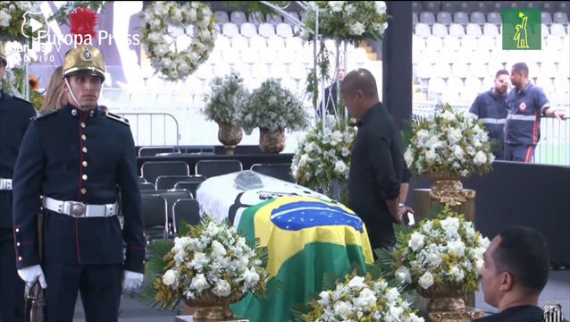 Miles de personas acuden al estadio Urbano Caldeira para dar un último adiós a Pelé