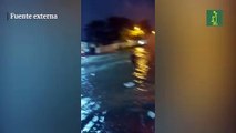 Lluvias arrastran furgón a residencial en Cuesta Hermosa
