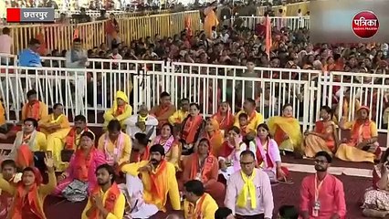 पीएम मोदी ने निकाली धीरेंद्र शास्त्री की मां की पर्ची