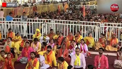 पीएम मोदी ने निकाली धीरेंद्र शास्त्री की मां की पर्ची