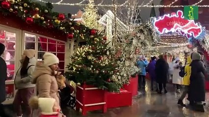 Luces por fuera y con la mente en la guerra: el Año Nuevo 2023 en Rusia