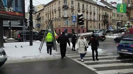 Los ucranianos recurren a la leña ante los cortes de suministro de luz y gas