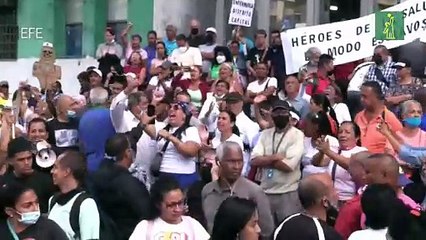 Chavistas se manifiestan en defensa de Maduro ante protestas por aumentos salariales