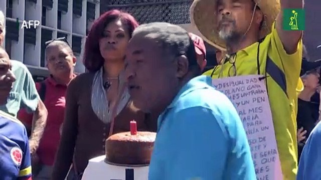 Trabajadores públicos reclaman en Caracas contra polémica depreciación del salario