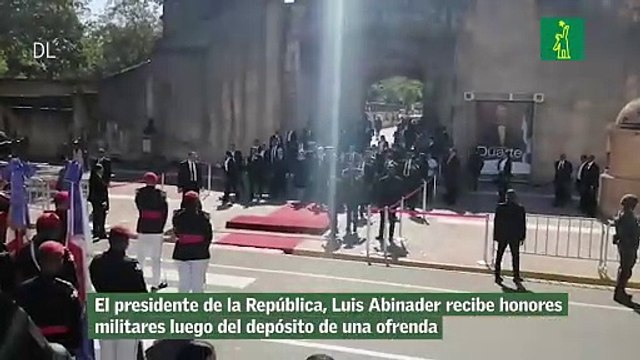 El presidente de la República, Luis Abinader recibe honores militares luego del depósito de una ofrenda floral en el Altar de la Patria por el 179 aniversario de la Independencia Nacional