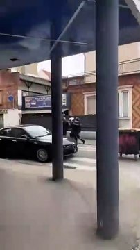 Document - Regardez le moment où, à Mulhouse, les policiers prennent en chasse et neutralisent le terroriste qui a attaqué avec un couteau plusieurs personnes