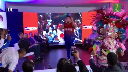 Josell Hernández calienta la pista como animador del equipo dominicano en el Clásico Mundial de Béisbol