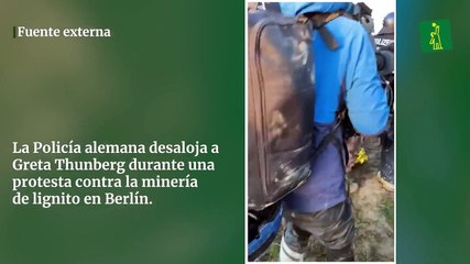 La Policía alemana desaloja a  Greta Thunberg durante una  protesta contra la minería  contra una mina de lignito en Berlín.
