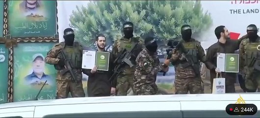 Un otage israélien embrasse deux membres du Hamas lors de sa libération, suscitant des réactions contrastées