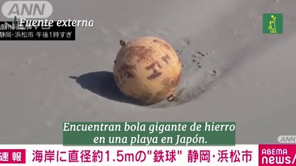 Encuentran bola gigante de hierro en una playa en Japón