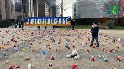 Exponen cientos de peluches en Bruselas para denunciar el secuestro de niños ucranianos por parte de Rusia