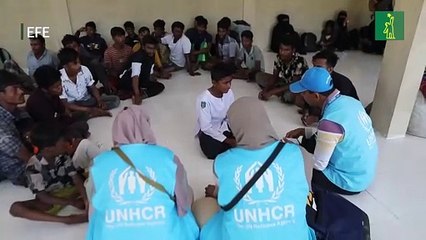 Un barco con 69 rohinyás desembarca en la costa oeste de Indonesia