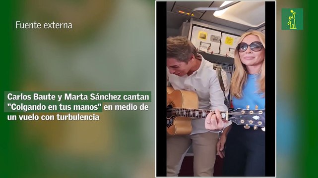Carlos Baute y Marta Sánchez cantan Colgando en tus manos en medio de un vuelo con turbulencia