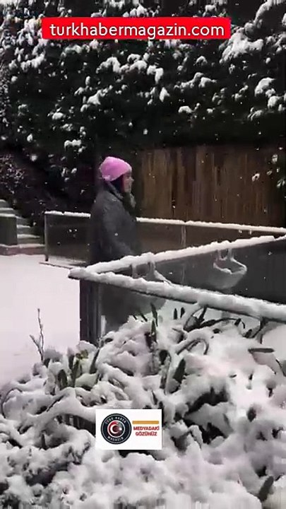 Yeşilçam'ın Sultan'ı Türkan Şoray'ın evinin bahçesinde kar keyfi!