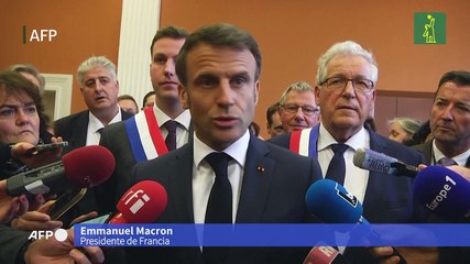 Macron abucheado en visita para tratar de cerrar crisis de reforma de las pensiones