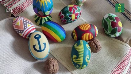 Desplazados de Mariupol expresan su nostalgia pintando huevos de pascua
