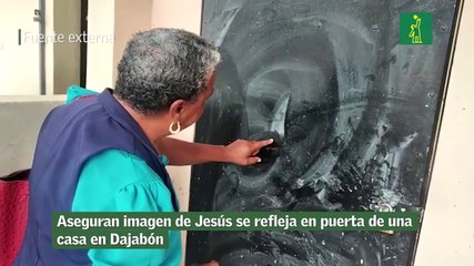Aseguran imagen de Jesús se refleja en puerta de una casa en Dajabón