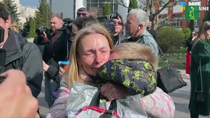 Más de 30 niños regresan a Ucrania tras ser llevados ilegalmente a Rusia