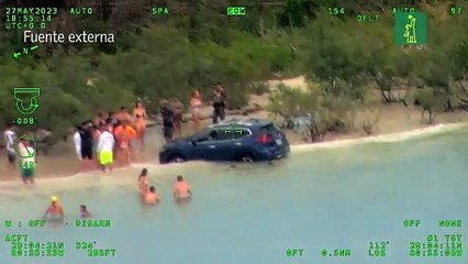 Mujer ebria se tiró al agua con su auto mientras conducía por una playa en Florida