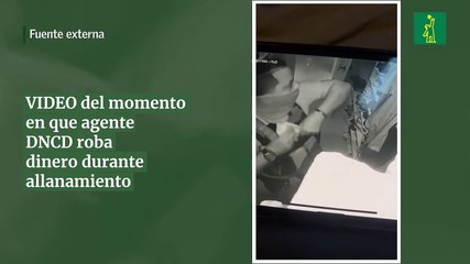 VIDEO del momento en que agente DNCD roba dinero durante allanamiento