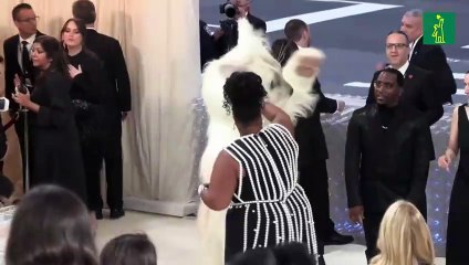 Un gato gigante y un homenaje a las creaciones de Karl Lagerfeld se toman la Met Gala