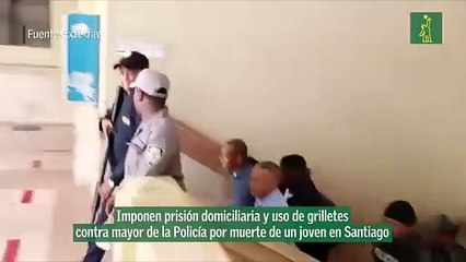 Imponen prisión domiciliaria y uso de grilletes contra mayor de la Policía por muerte de un joven en Santiago
