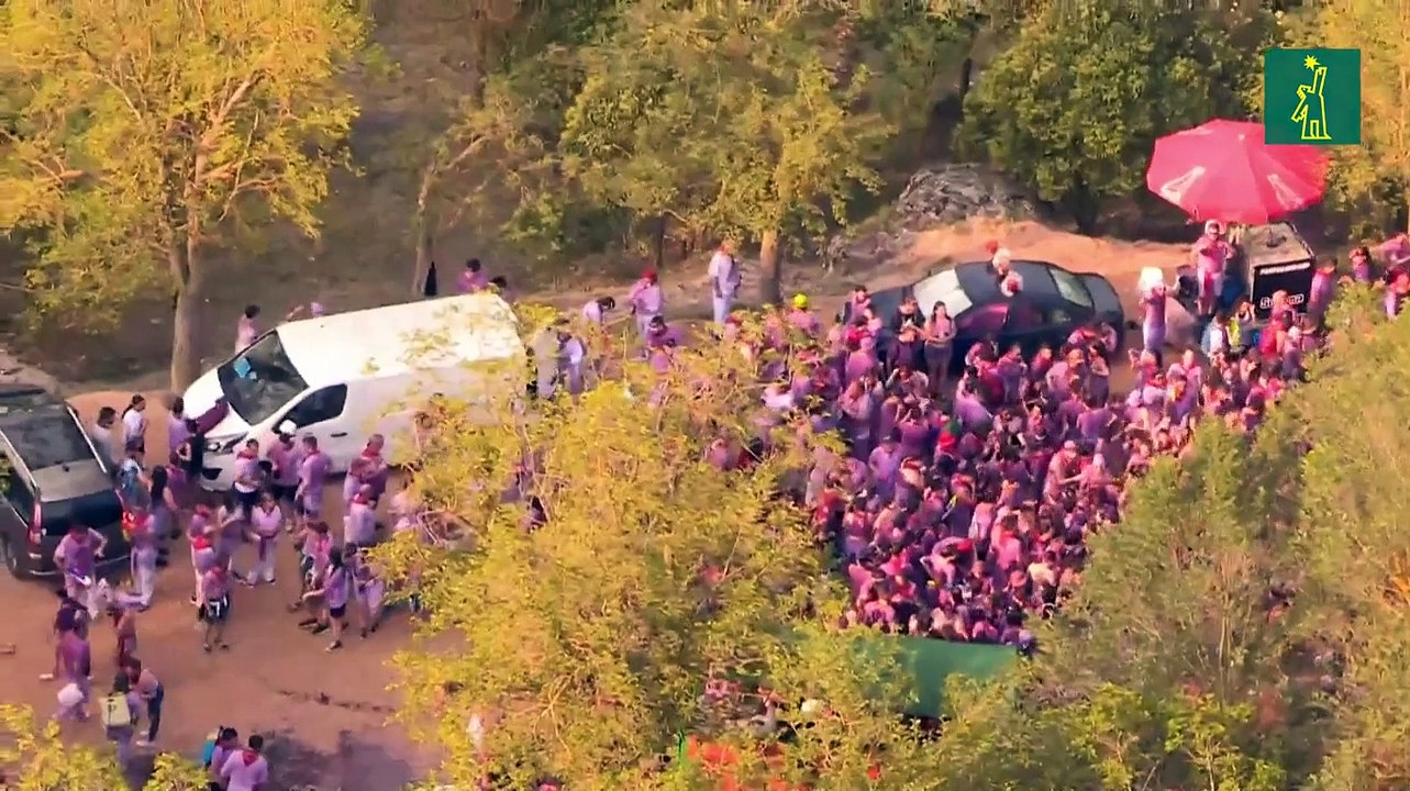 Unas 6.000 personas se "bautizan" en una temprana Batalla del Vino con 30.000 litros