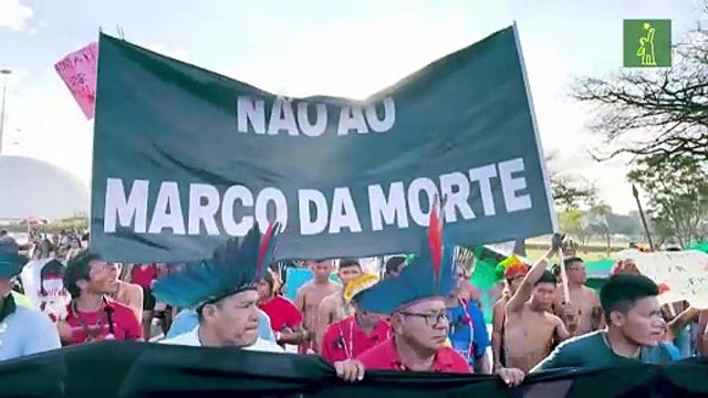 Indígenas marchan en Brasilia antes de juicio por el futuro de sus tierras