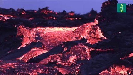 Curiosos acuden a un volcán islandés a ver lava "tan naranja como el sol"