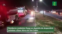 Bomberos combaten fuego en depósito de desperdicio próximo a Base Aérea de San Isidro
