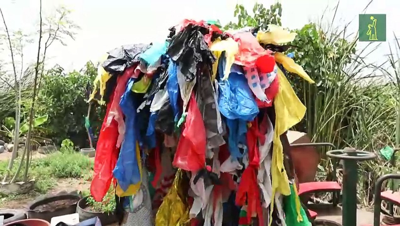 Un vestido de plástico para concienciar contra la contaminación
