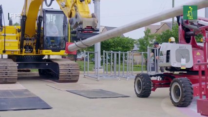 Una enorme bandera tejida con postes telefónicos como agujas se exhibe en EE.UU.