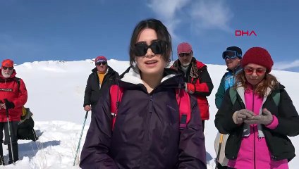 Vanlı doğaseverler Zernaki Tepe'ye tırmandı