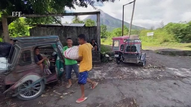 Cerca de 20.000 evacuados por el volcán Mayón en Filipinas, que vuelve a expulsar lava