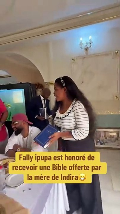 Quelle est la religion de Fally Ipupa ? La réaction de l'artiste devant une Bible choque (VIDEO)