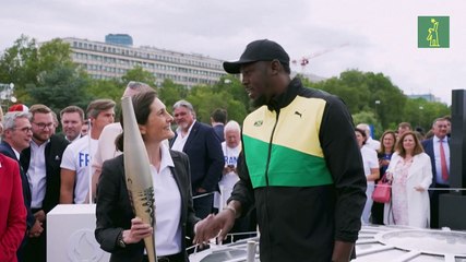 Presentan la antorcha olímpica de París-2024 a un año de los juegos