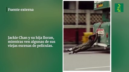 Jackie Chan y su hija lloran, mientras ven algunas de sus viejas escenas de películas