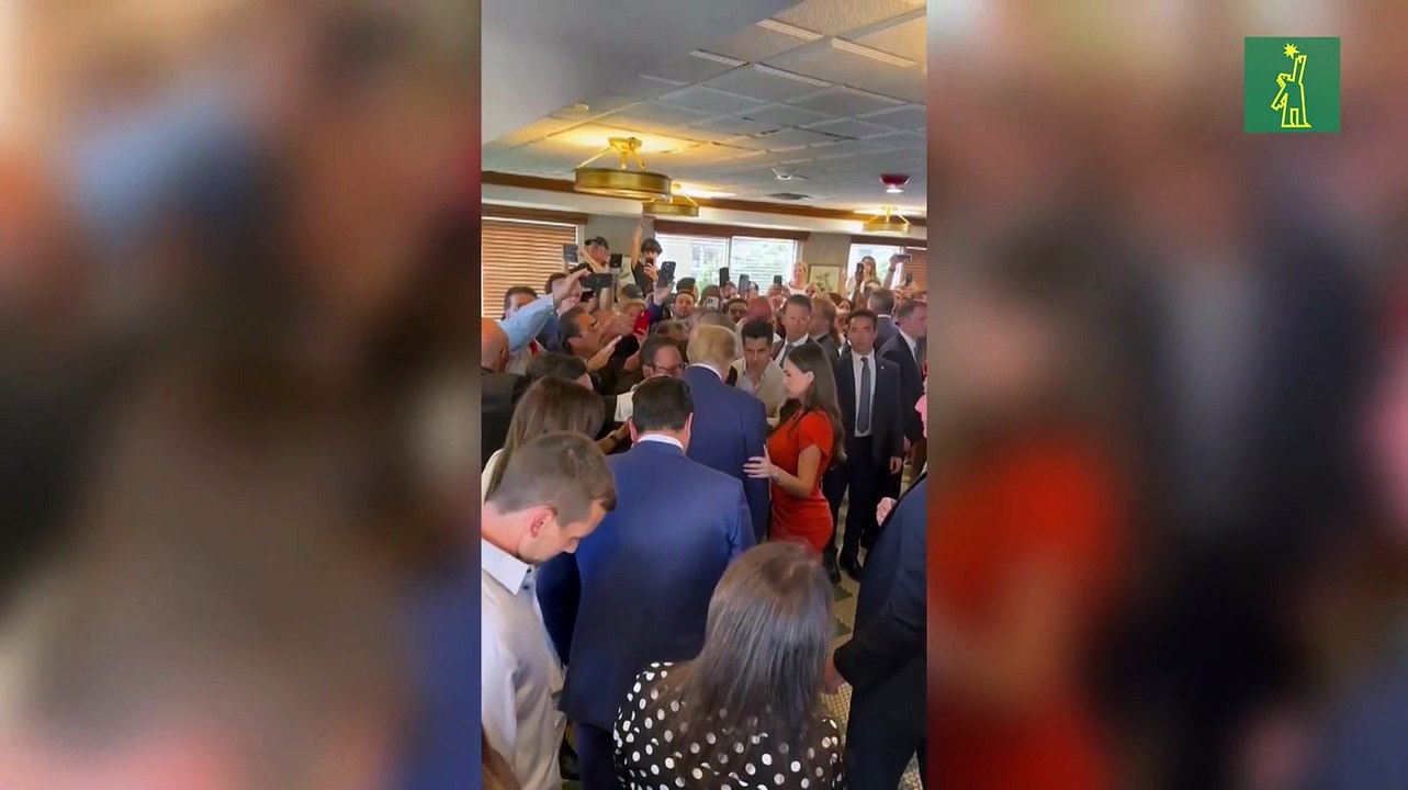 Donald Trump se da un baño de multitudes en un restaurante cubano antes de dejar Miami