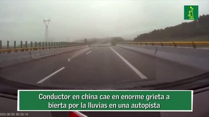 Conductor en china cae en enorme grieta abierta por la lluvias en una autopista.
