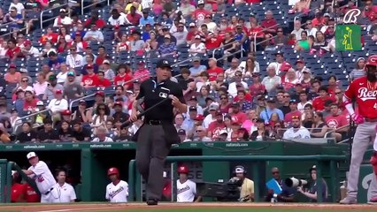 La reacción de Elly De La Cruz,  después de que le revisaran el bate