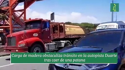 Carga de madera obstaculiza tránsito en la autopista Duarte tras caer de una patana