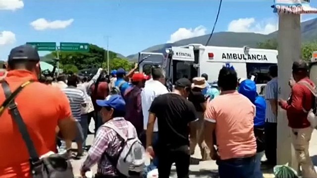 Manifestantes en el sur de México liberan a 13 funcionarios públicos retenidos