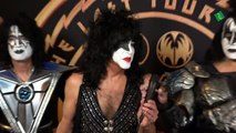 Kiss canta la Macarena, pronunciando 