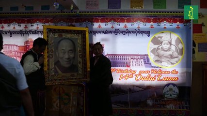 El dalái lama cumple 88 años con su vida y sueño en juicio
