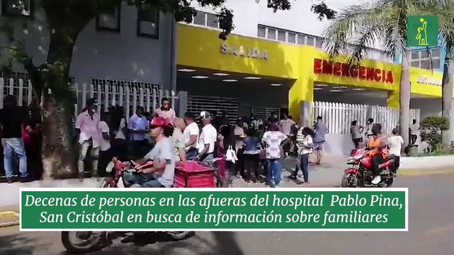 Decenas de personas en las afueras del hospital Pablo Pina, San Cristóbal en busca de información sobre familiares