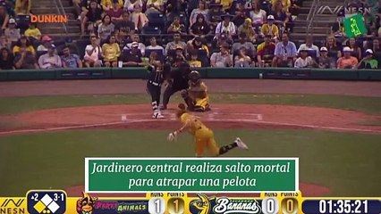 Jardinero central realiza salto mortal para atrapar pelota
