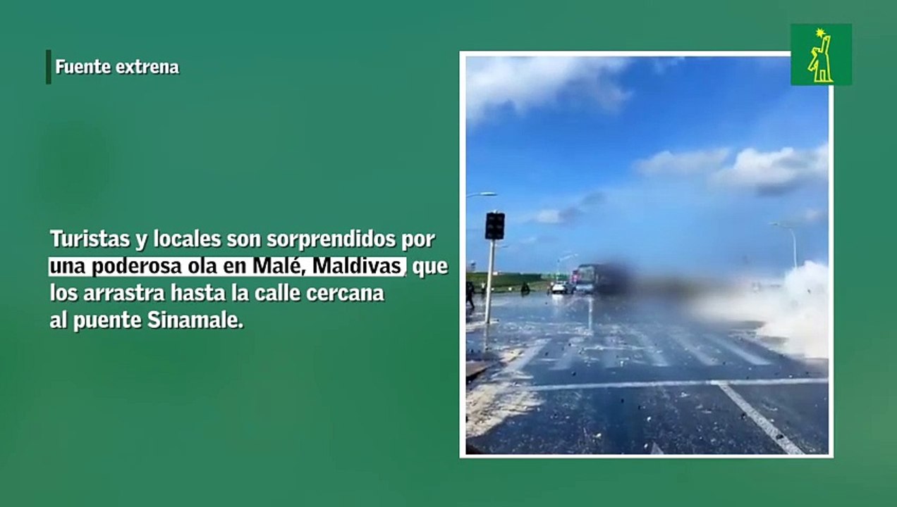 Turistas y locales son sorprendidos por una poderosa ola en Malé, Maldivas, que los arrastra hasta la calle cercana al puente Sinamale.