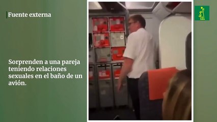 Sorprenden a una pareja teniendo relaciones sexuales en el baño de un avión